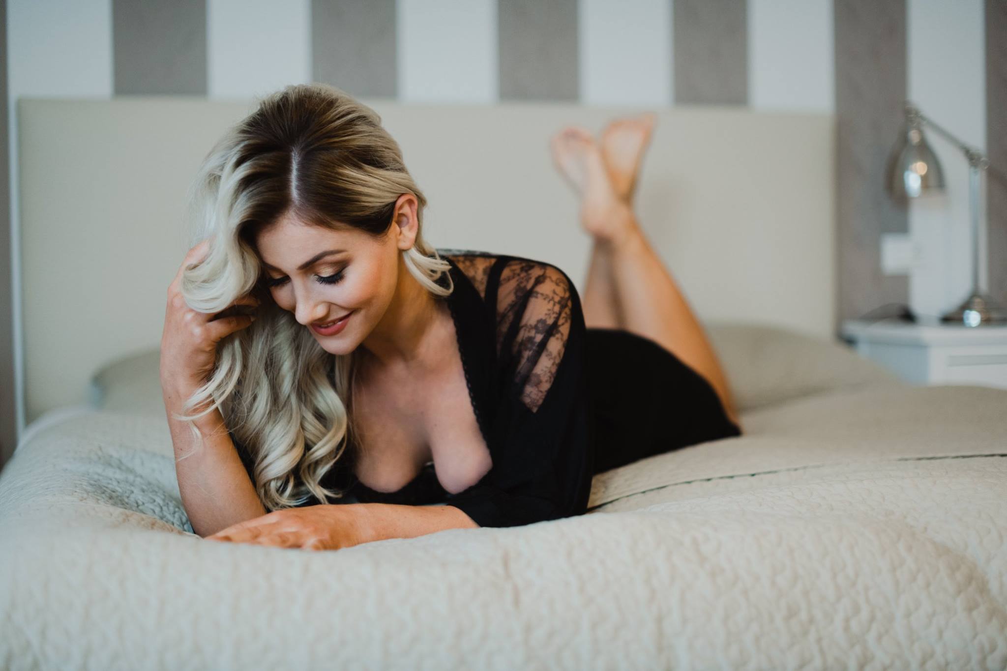 "Indira Ekic v sproščenem boudoir okolju, ki poudarja samozavest in intimnost."